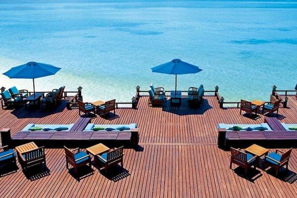 Beliebte Terrasse des Sheraton Maldives Full Moon Resort & Spa mit Blick auf den Ozean.