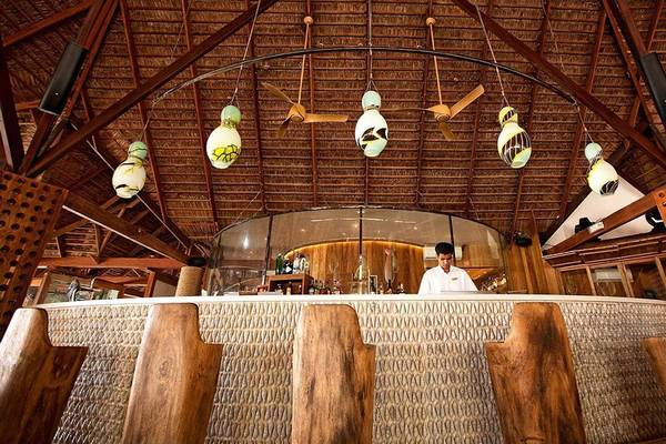 Innenansicht der Bar im Constance Moofushi Maldives Hotel mit Barkeeper am Tresen