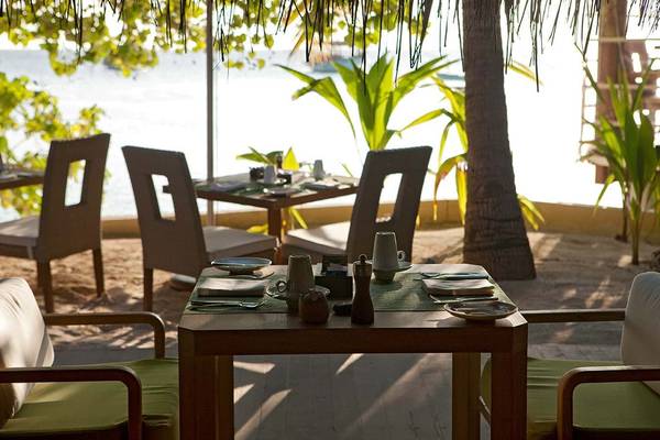 Strandrestaurant Tisch mit Blick auf das Meer im Constance Moofushi Maldives.