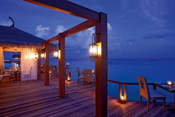 Abendessen auf der Terrasse des Constance Moofushi Maldives mit Blick auf das Meer.