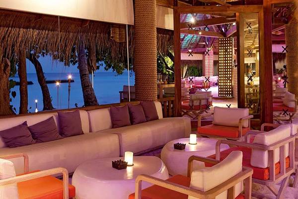 Loungebereich des Constance Moofushi Maldives Hotels mit Blick auf den Ozean.