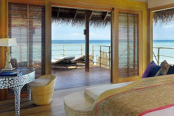 Suite im Constance Moofushi Maldives mit Blick auf das Meer von einer überdachten Terrasse