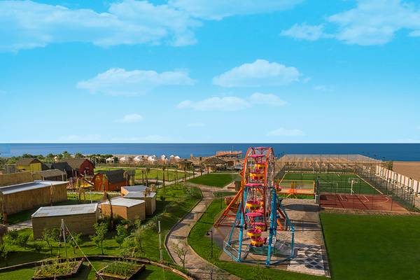 Luftaufnahme des Aska Lara Resort & Spa Spielplatz mit Blick auf den Ozean