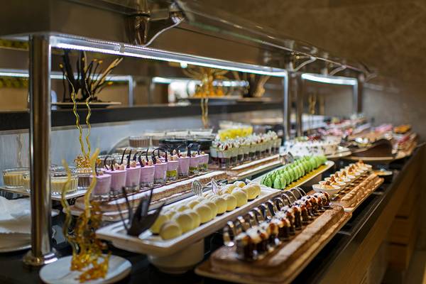 Buffet mit verschiedenen Desserts im Hotelrestaurant des Aska Lara Resort & Spa.