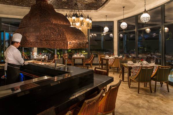 Restaurant im Aska Lara Resort & Spa mit Chefkoch am Grill