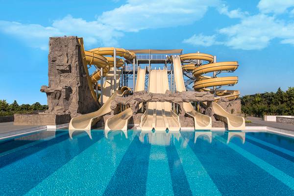 Wasserrutschen im Aska Lara Resort & Spa mit Pool und blauem Himmel