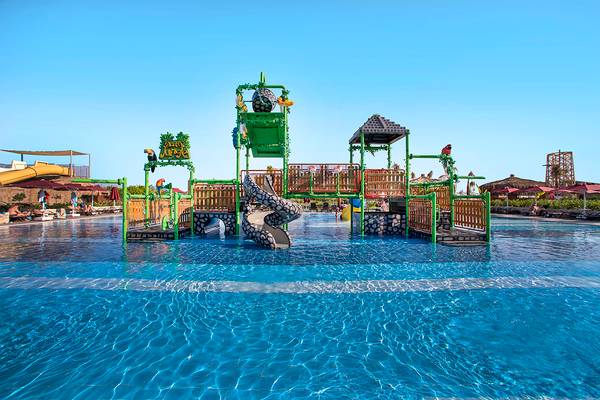 Kinderpool im Aska Lara Resort & Spa mit Wasserrutschen und Spielbereich.