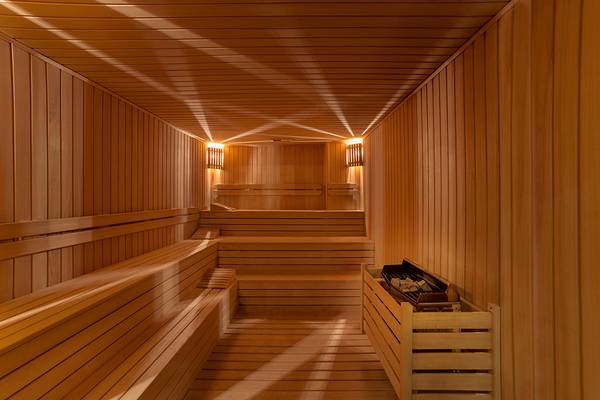 Innenansicht der Sauna im Aska Lara Resort & Spa mit Holzwänden und Bänken.