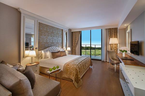 Suite Zimmer im Aska Lara Resort & Spa mit Blick auf die Landschaft.