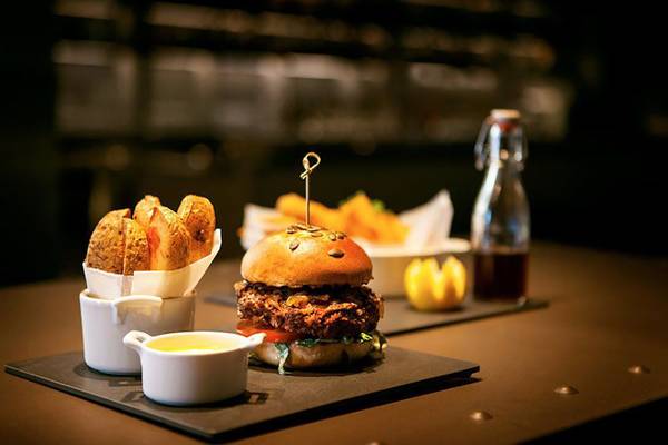 Burgerplatter mit Pommes und Beilagen im JA Ocean View Hotel.