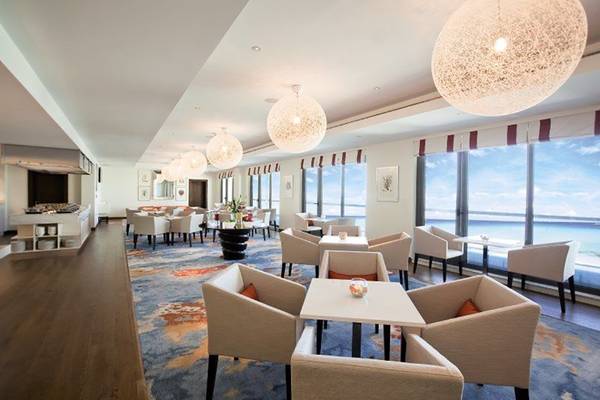 Innenansicht des Restaurants im JA Ocean View Hotel mit Blick auf das Meer.