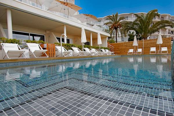 Poolbereich des BG Hotel Nautico Ebeso mit weißen Sonnenliegen und Schirmen.
