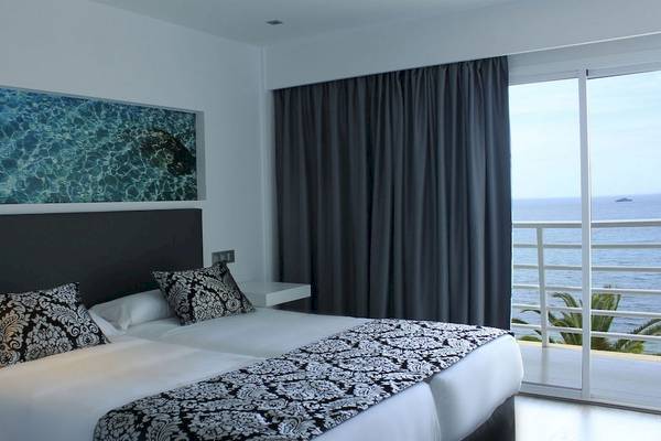 Hotelzimmer mit Meerblick im BG Hotel Nautico Ebeso mit Doppelbett, Balkon und Meersicht.