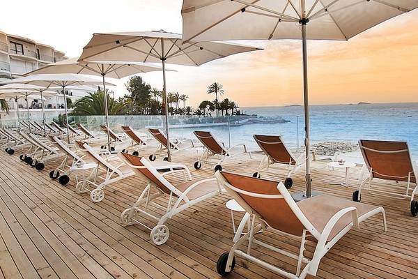 Strandseite der Lounge-Sessel des BG Hotel Nautico Ebeso mit Blick auf das Meer.