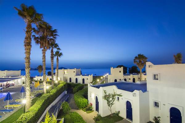 Luftaufnahme des Aeolos Beach Hotel auf Kos mit Blick auf das Meer und die Anlage