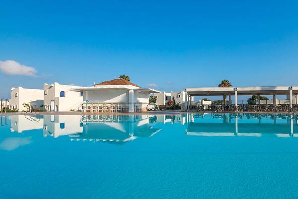 Außenpool des Aeolos Beach Hotel auf Kos mit weißen Gebäuden und blauem Himmel
