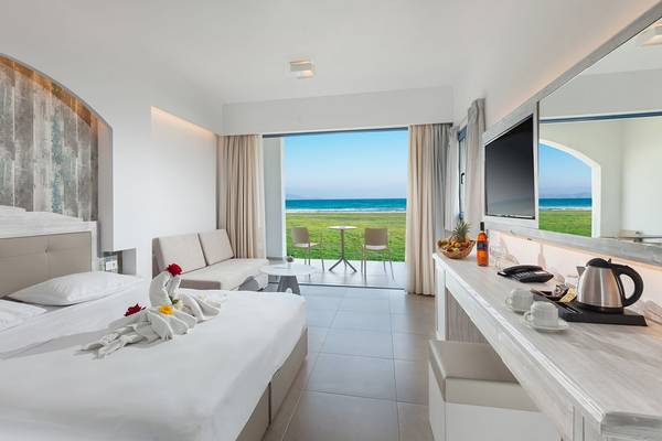 Ein modernes Hotelzimmer im Aeolos Beach Hotel auf Kos mit Blick auf das Meer.