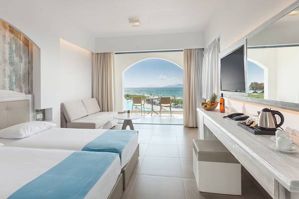 Doppelzimmer im Aeolos Beach Hotel in Kos mit Meerblick, zwei Betten und einem Balkon.