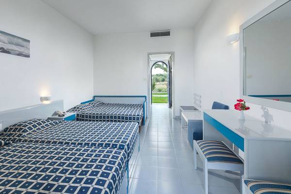 Drei Betten in einem Hotelzimmer des Aeolos Beach Hotel auf Kos.