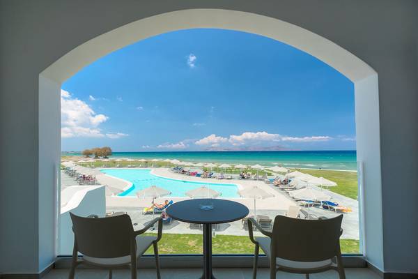 Aussicht aus dem Hotelzimmer auf den Poolbereich des Aeolos Beach Hotel - Kos