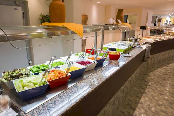 Buffet im Moon Dreams Coral Beach Hotel mit verschiedenen Salaten und Gerichten.
