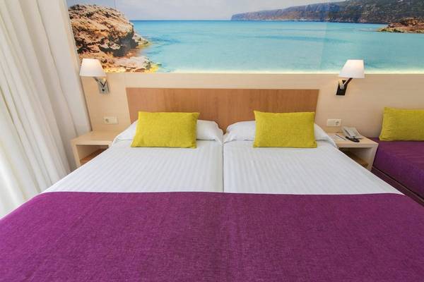 Doppelbett-Zimmer im Moon Dreams Coral Beach Hotel mit Blick auf das Meer.