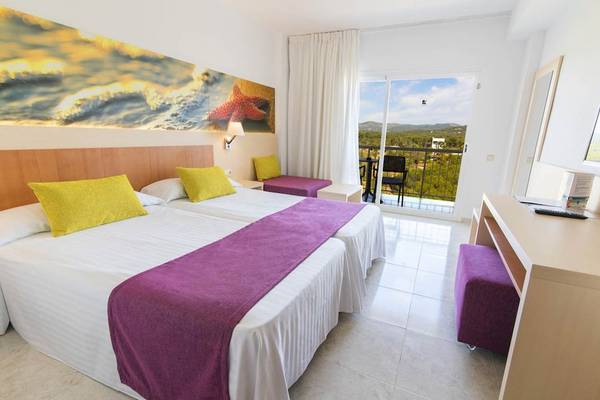 Doppelzimmer im Moon Dreams Coral Beach Hotel mit Meerblick und moderner Einrichtung.