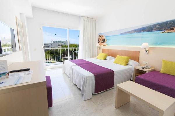 Hotelzimmer mit zwei Betten und Meerblick im Moon Dreams Coral Beach Hotel.