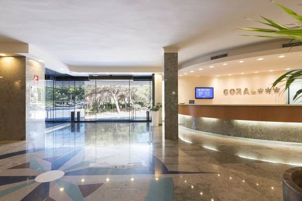 Helle Hotellobby mit Empfangstresen und stylischem Bodenmuster im Moon Dreams Coral Beach.