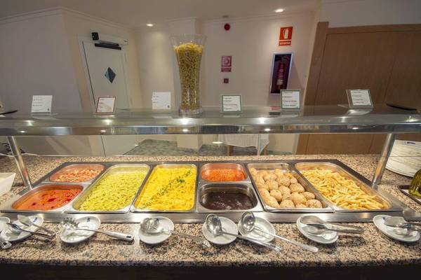 Buffetstation im Moon Dreams Coral Beach Hotel mit verschiedenen Speisen.