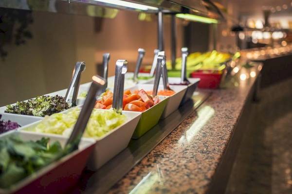 Salatbuffet im Hotel Moon Dreams Coral Beach mit verschiedenen Salaten in bunten Schüsseln.