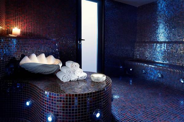 Sauna im Dimitra Beach Hotel mit blauen Mosaikfliesen und weißen Handtüchern