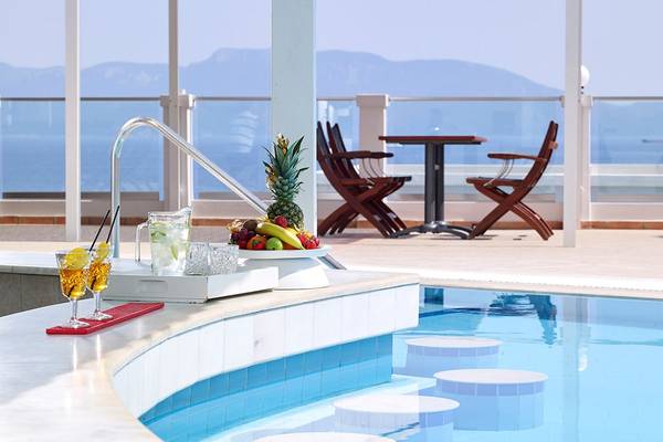 Schwimmbad im Dimitra Beach Hotel mit Getränken und Früchten auf der Kante