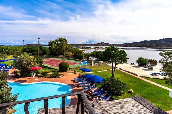 Aussicht auf das Colonna Hotel Du Golf mit Pool, Tennisplatz und Strand