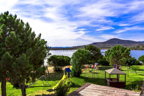 Aussicht auf Spielplatz und See am Colonna Hotel Du Golf