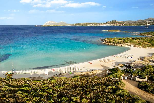 Luftaufnahme des Colonna Hotel Du Golf Strands mit blauem Wasser und weißen Sonnenliegen