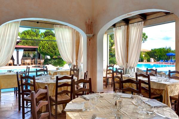 Hotelrestaurant mit Blick auf den Pool im Colonna Hotel Du Golf