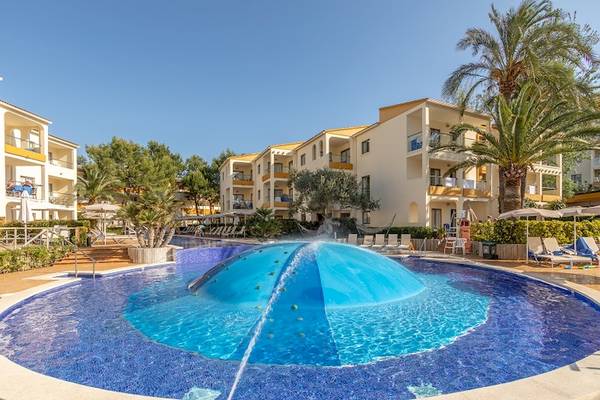 Außenbereich des Zafiro Tropic Hotels mit Swimmingpool, Sonnenliegen und Palmen