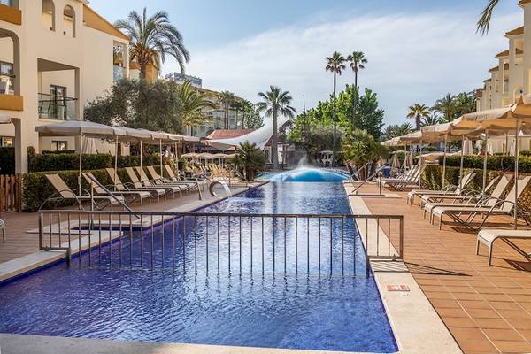 Außenpool des Zafiro Tropic Hotels mit Liegestühlen und Sonnenschirmen.