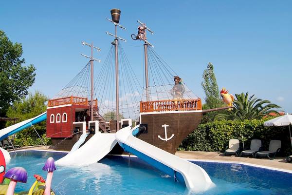 Piratenschiff Wasserrutsche im Zafiro Tropic Hotel.