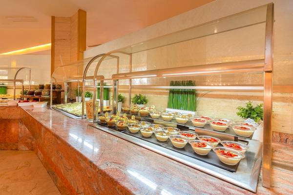 Buffetbereich des Zafiro Tropic Hotels mit verschiedenen Gerichten und Salaten.