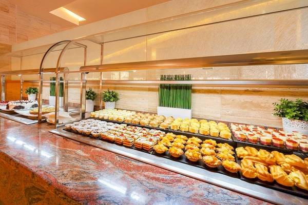 Buffet-Auswahl im Zafiro Tropic Hotel mit verschiedenen Desserts und Gebäck.