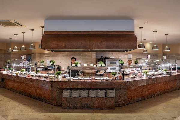 Buffetbereich im Zafiro Tropic Hotel mit verschiedenen Speisen und Köchen, die hinter dem Tresen stehen.