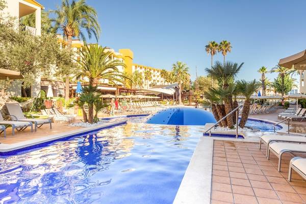 Poolbereich des Zafiro Tropic Hotels mit Loungeliegen und Palmen
