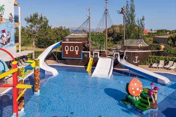Wasserpark im Zafiro Tropic Hotel mit einem Piratenschiff und Rutschen.
