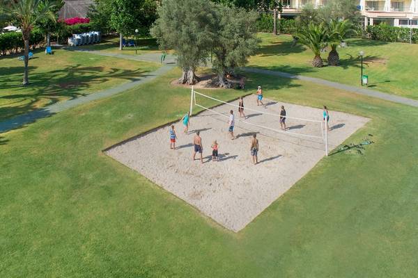 Familien spielen Volleyball auf dem Sandplatz im Zafiro Tropic Hotel.