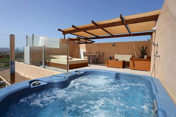 Whirlpool auf der Dachterrasse des Zafiro Tropic Hotels mit Blick auf die Stadt.
