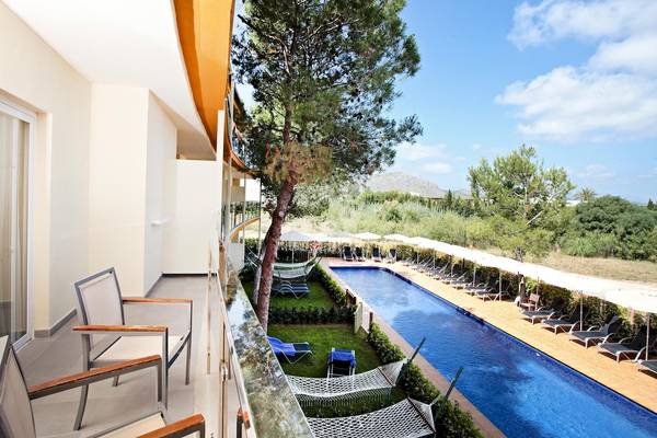 Aussenbereich des Zafiro Tropic Hotels mit Swimmingpool und Liegen unter Sonnenschirmen.