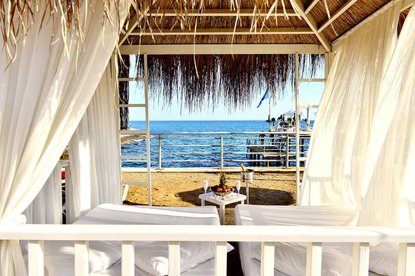 Strandliege mit Blick auf das Meer im White City Resort