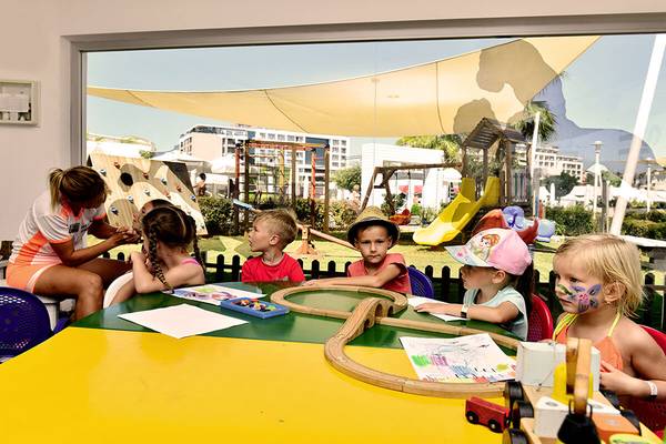 Kinder spielen und malen im White City Resort Kinderbetreuungsbereich.